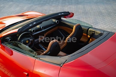 Rouge Ferrari Portofino Rosso en location à Dubai 1