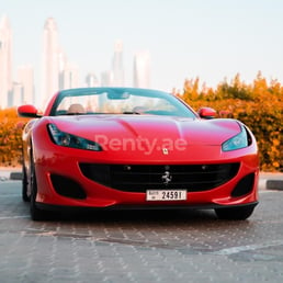 Rouge Ferrari Portofino Rosso en location à Dubai 3