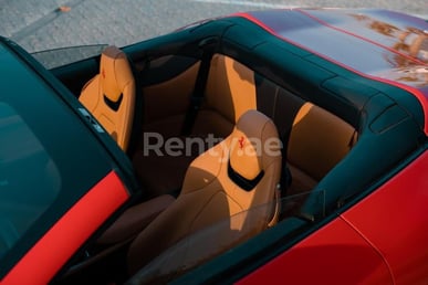 Rouge Ferrari Portofino Rosso en location à Abu-Dhabi 4