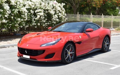 rojo Ferrari Portofino en alquiler en Sharjah