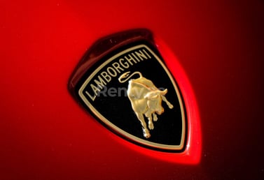 rojo Lamborghini Aventador S en alquiler en Sharjah 3