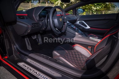 Rosso Lamborghini Aventador S in affitto a Dubai 5