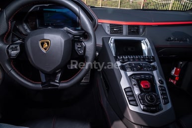 rojo Lamborghini Aventador S en alquiler en Sharjah 6