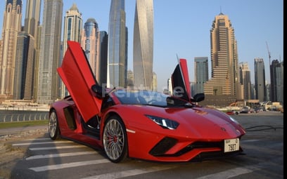 Rosso Lamborghini Aventador S in affitto a Dubai