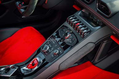 أحمر Lamborghini Huracan Spyder للإيجار في Dubai 4