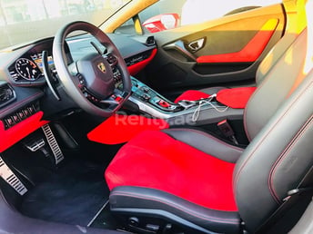 Rosso Lamborghini Huracan in affitto a Dubai 4