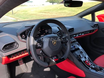 Rouge Lamborghini Huracan en location à Abu-Dhabi 4