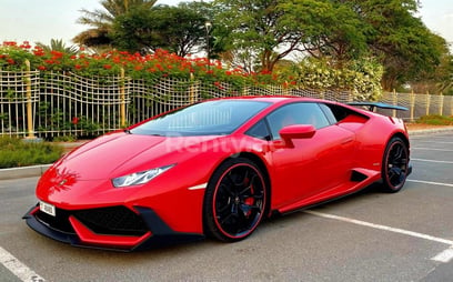 rojo Lamborghini Huracan en alquiler en Sharjah