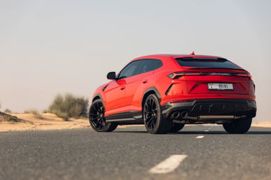 أحمر Lamborghini Urus للإيجار في Dubai 1