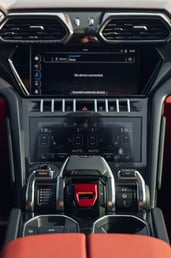 أحمر Lamborghini Urus للإيجار في Dubai 4
