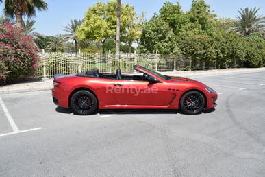 Rot Maserati GranCabrio zur Miete in Sharjah 1