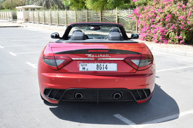 Rot Maserati GranCabrio zur Miete in Sharjah 4