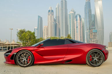 rojo McLaren 720 S Spyder en alquiler en Dubai 1