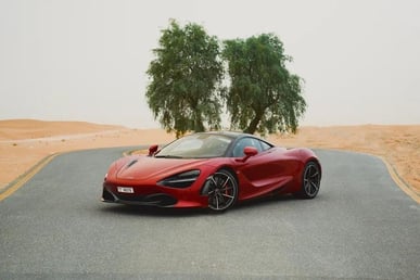 Rot McLaren 720 S zur Miete in Sharjah 1