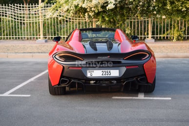 Rosso McLaren 570S in affitto a Dubai 4