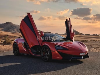 أحمر McLaren 570S للإيجار في Abu-Dhabi 7