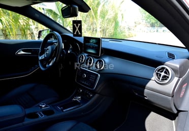 Красный Mercedes CLA 250 в аренду в Dubai 2