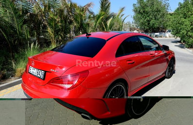 Rosso Mercedes CLA 250 in affitto a Dubai 3