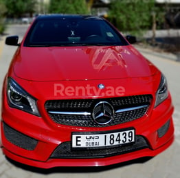 Rosso Mercedes CLA 250 in affitto a Abu-Dhabi