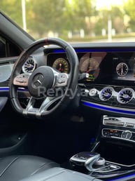 rojo Mercedes CLS 53 en alquiler en Dubai 4