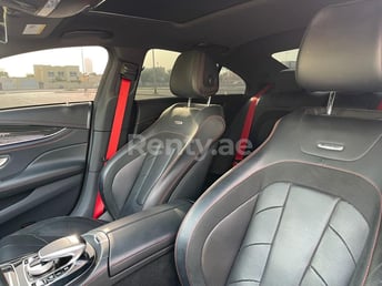 在Dubai租赁红色 Mercedes CLS 53 5