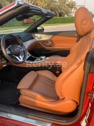 أحمر Mercedes E450 cabrio للإيجار في Abu-Dhabi 2