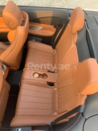 أحمر Mercedes E450 cabrio للإيجار في Dubai 3