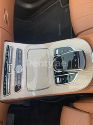 Красный Mercedes E450 cabrio в аренду в Dubai 4