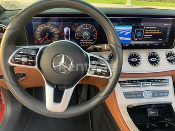 أحمر Mercedes E450 cabrio للإيجار في Abu-Dhabi 5