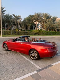 أحمر Mercedes E450 cabrio للإيجار في Dubai 6