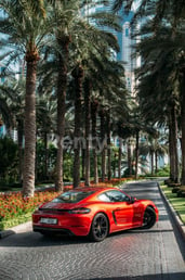 Rot Porsche Cayman GTS zur Miete in Dubai 0