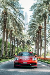 Rot Porsche Cayman GTS zur Miete in Dubai 1