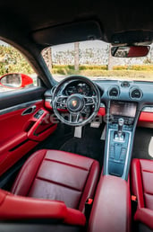 rojo Porsche Cayman GTS en alquiler en Abu-Dhabi 2