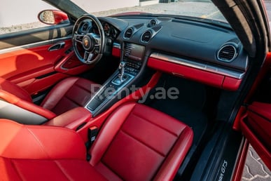 Rot Porsche Cayman GTS zur Miete in Dubai 5