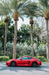 rojo Porsche Cayman GTS en alquiler en Abu-Dhabi 6