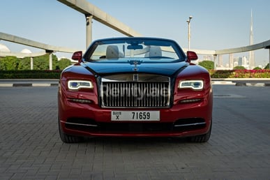 Rouge Rolls Royce Dawn en location à Dubai 3