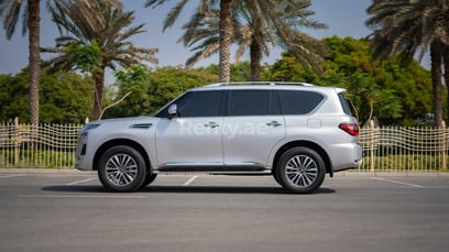 Silber-Grau Nissan Patrol Platinum V6 zur Miete in Abu-Dhabi 0