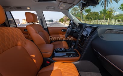 Silber-Grau Nissan Patrol Platinum V6 zur Miete in Abu-Dhabi 5