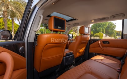 Grigio argento Nissan Patrol Platinum V6 in affitto a Abu-Dhabi 6