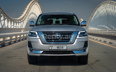 Silber-Grau Nissan Patrol V6 zur Miete in Abu-Dhabi 0