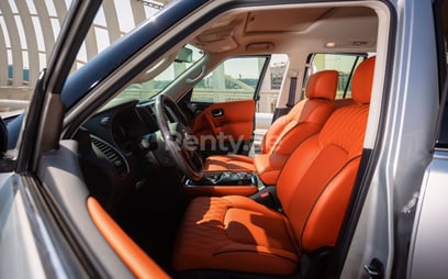 Silber-Grau Nissan Patrol V6 zur Miete in Abu-Dhabi 5