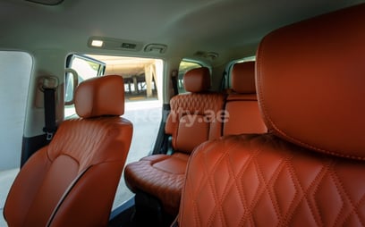 在Sharjah租赁银灰色 Nissan Patrol V6 6