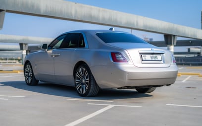 Silber-Grau Rolls Royce Ghost zur Miete in Dubai 2