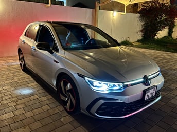 Grigio argento Volkswagen Golf GTI in affitto a Abu-Dhabi 2