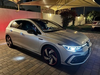 Серебристо-серый Volkswagen Golf GTI в аренду в Abu-Dhabi 3