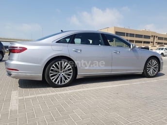 Silber Audi A8 55TFSI zur Miete in Dubai 2