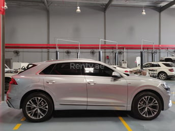 在Sharjah租赁银 Audi Q8 1