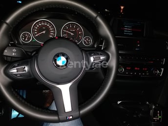 Argento BMW 320 in affitto a Dubai 6