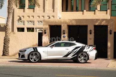 Argento Chevrolet Camaro in affitto a Sharjah 0