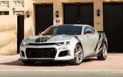 Silber Chevrolet Camaro zur Miete in Dubai